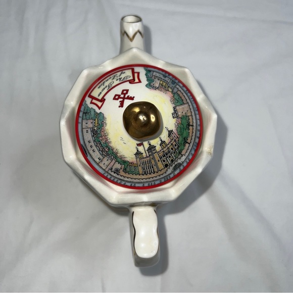 James Sadler England "The Tower of London" Teapot 1980's bone china Decorative. - Picture 3 of 5